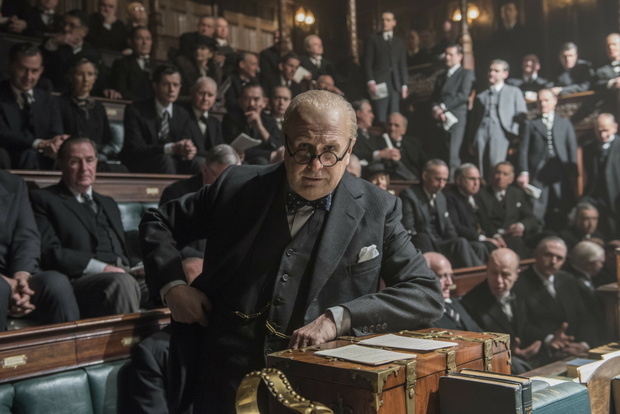 „Czas mroku” na Netfliksie! Gary Oldman w oscarowej roli, która przeszła do historii