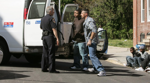 „The Wire” – kryminalny klasyk z oceną 9/10. Serial o policjantach, który trzeba zobaczyć