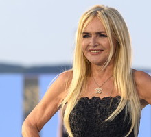 Monika Olejnik w białej spódnicy maxi