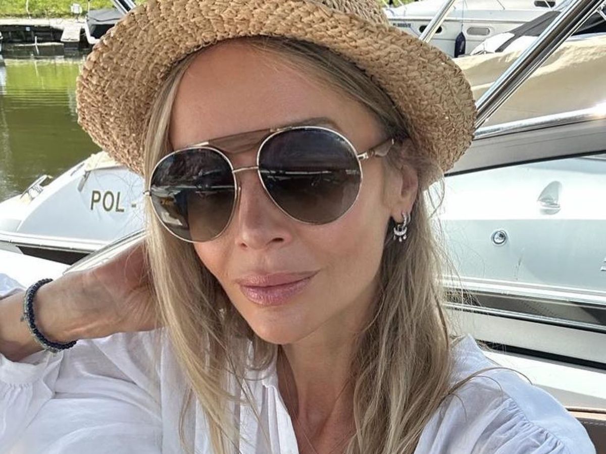 Agnieszka Woźniak-Starak nosi spodnie w odcieniu mocha mousse