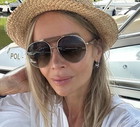 Agnieszka Woźniak-Starak nosi spodnie w odcieniu mocha mousse