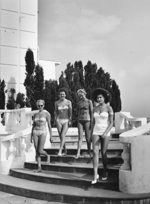 Modelki prezentujące bikini na południu Francji w 1955 r. na zdjęciu Berta Hardy'ego
