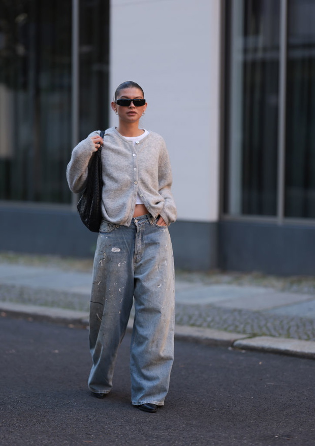 jeansy o kroju extra wide leg