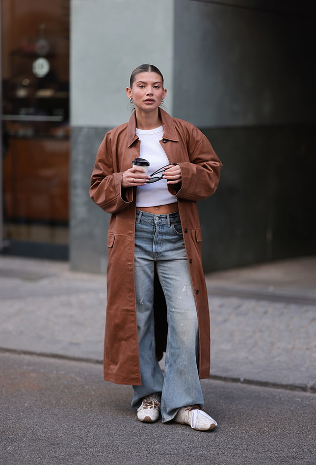Dust-washed jeans – najmodniejsze jeansy z TikToka. Trend 2025