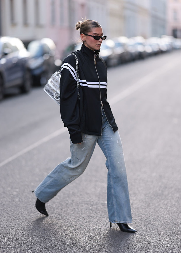 Dust-washed jeans – najmodniejsze jeansy z TikToka. Trend 2025