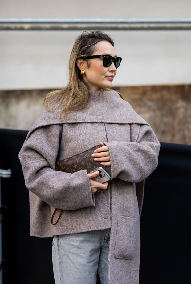 Cape coat – peleryna zamiast płaszcza. Trend Saint Laurent na jesień 2025