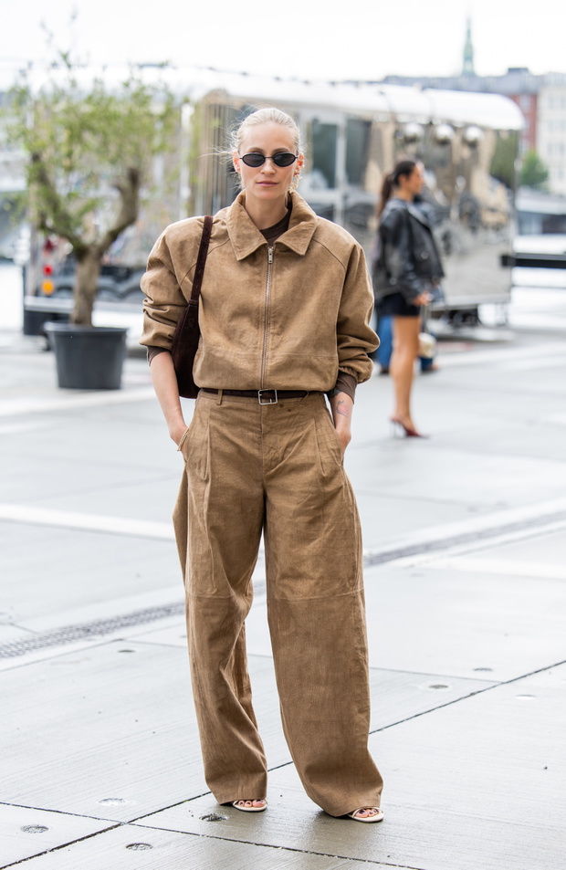 Pleated trousers – spodnie z zaszewkami zamiast jeansów. Trend jesień 2025