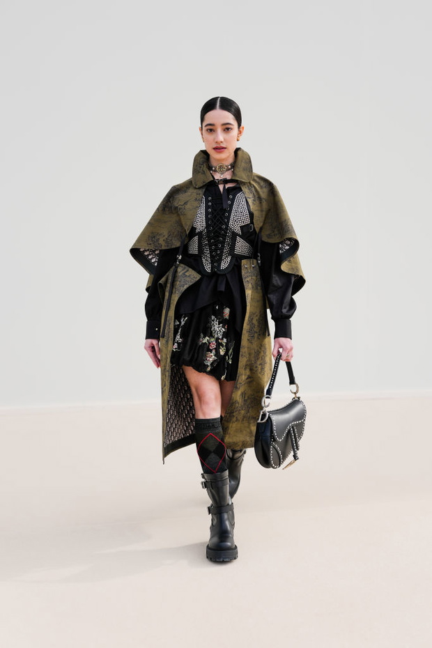 Cape coat – peleryna zamiast płaszcza. Trend Saint Laurent na jesień 2025