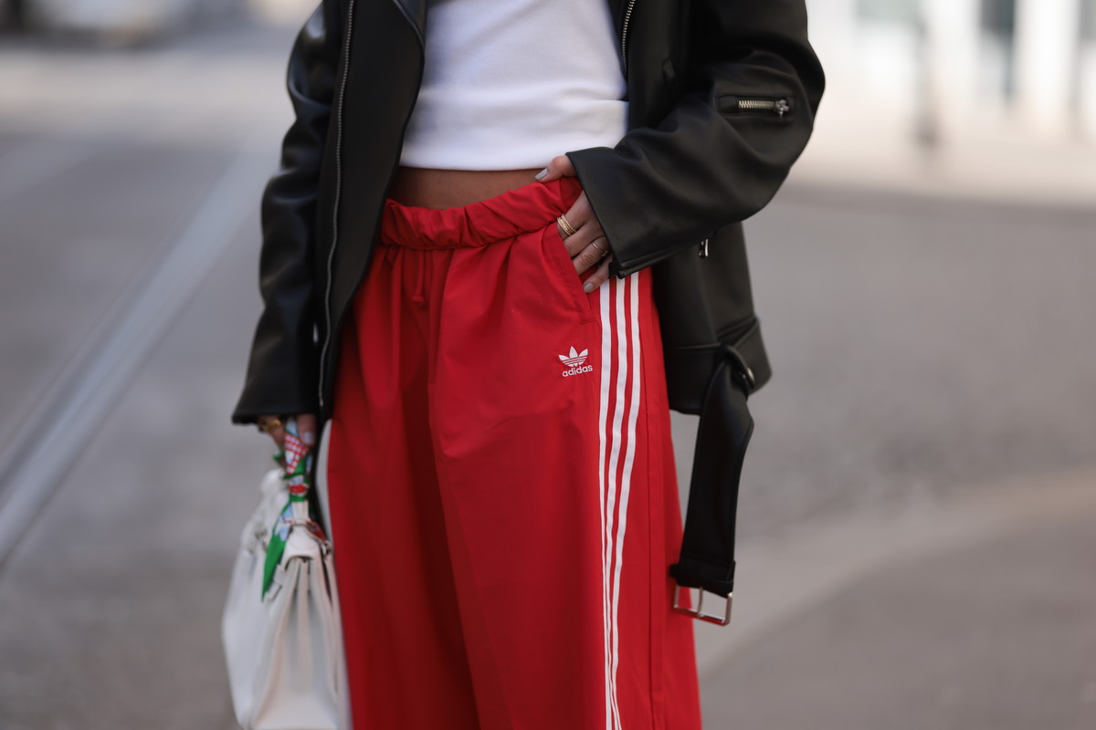 Spodnie adidas w stylu sporty chic zamiast jeansów