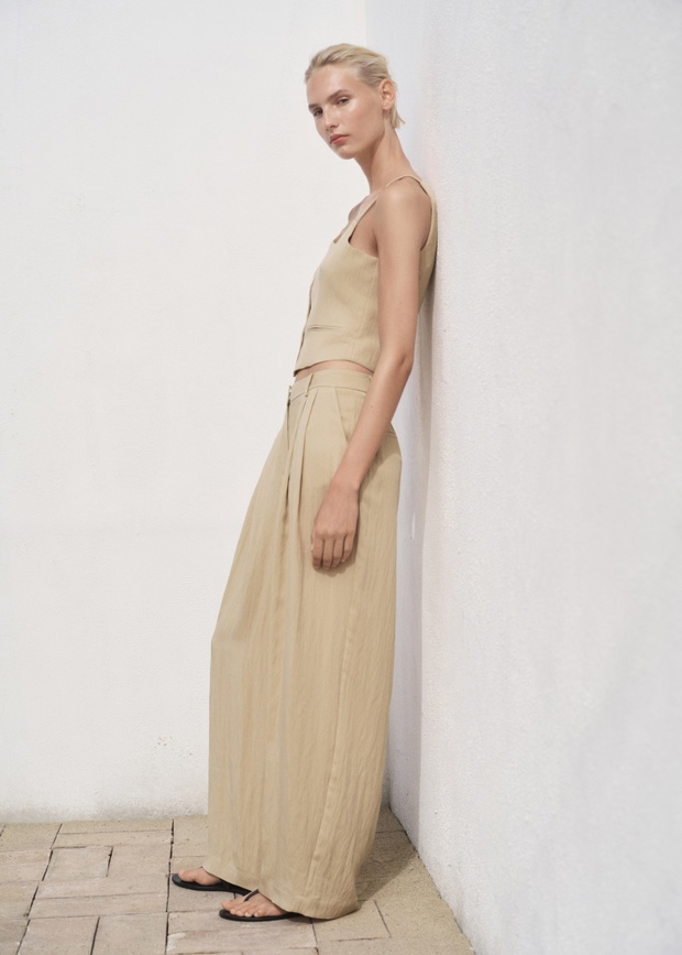 Pleated trousers – spodnie z zaszewkami zamiast jeansów. Trend jesień 2025