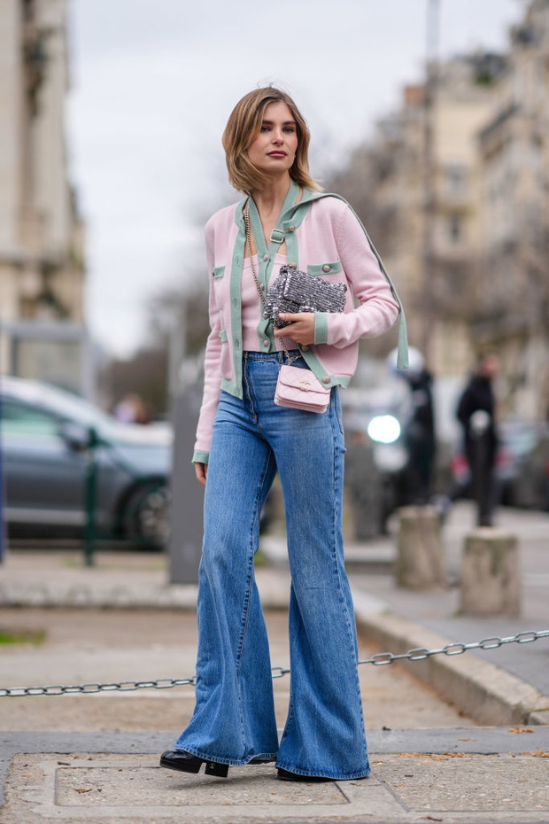 Flared jeans – modne spodnie jesieni 2025. Jakie buty dobrać?