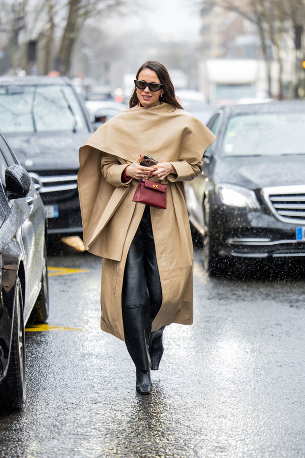 Cape coat – peleryna zamiast płaszcza. Trend Saint Laurent na jesień 2025
