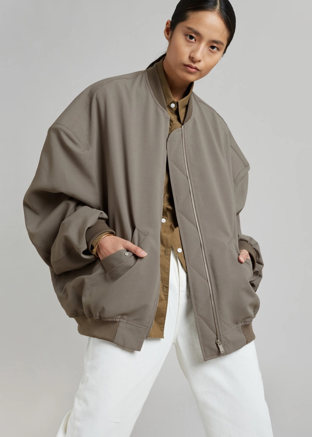 Bomber jacket maxi – najmodniejsza kurtka jesieni 2025. Styl Miu Miu Girls