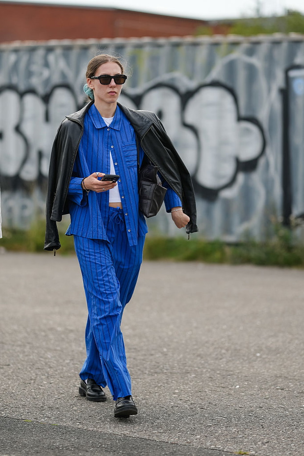 Electric blue – modny kolor jesieni 2025. Styl Lary Gessler