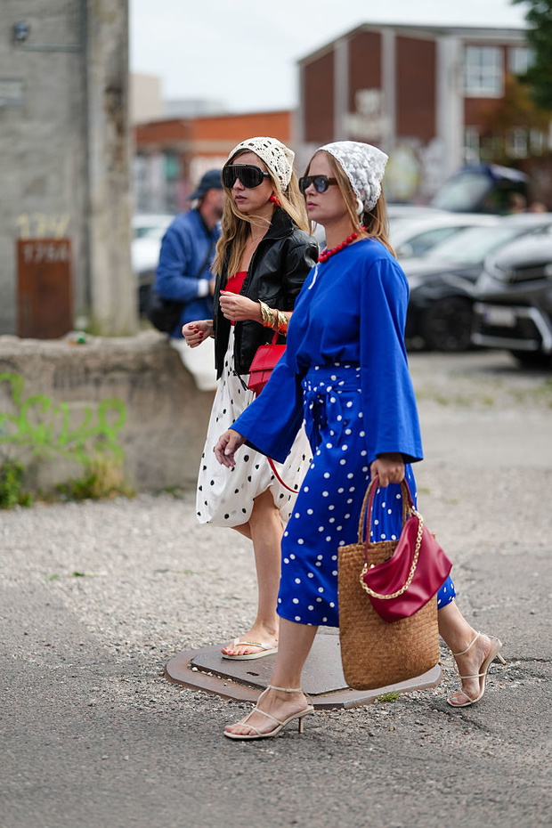 Electric blue – modny kolor jesieni 2025. Styl Lary Gessler
