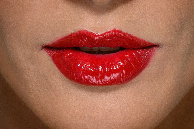 Modny makijaż na jesień 2025: Vinyl Lips