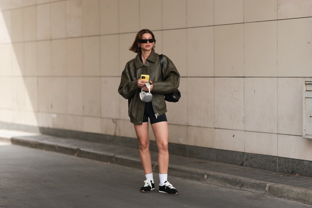 Sneakeriny – najmodniejsze buty jesieni 2025. Styl paryskich minimalistek