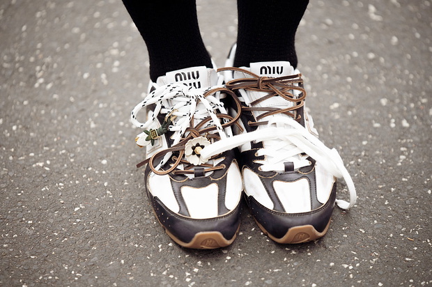 Sneakeriny – najmodniejsze buty jesieni 2025. Styl paryskich minimalistek