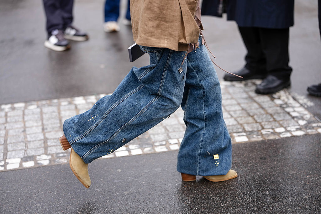 Street Style - Paris Fashion Week - Haute Couture Fall/Winter 2025/2026 - Day One
