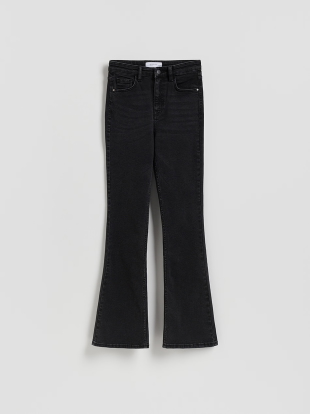 Bootcut jeans: hit jesieni i idealny duet z botkami