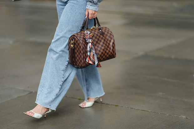 Petite wide-leg jeans: idealne spodnie dla niskich