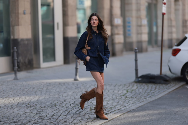 Western boots – trend jesieni 2025. Stylizacje z jeansami