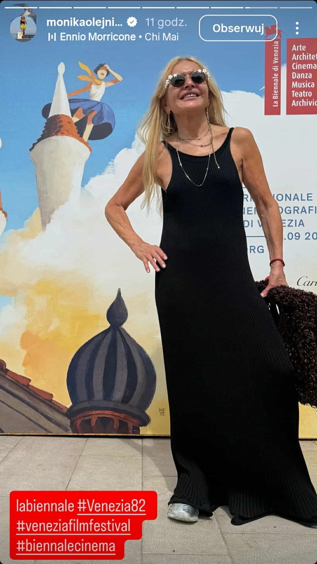 Monika Olejnik łączy sukienkę maxi ze sneakersami