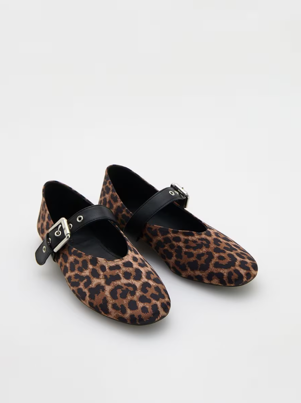 Modne baleriny na jesień 2025 – leopard-print z paskiem
