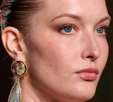 Jesień to sezon na retinol. Wybraliśmy najlepsze serum i kremy, które sprawdzą się na początek nawet przy wrażliwej cerze
