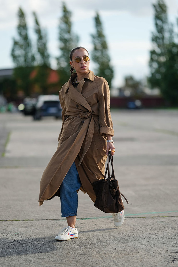 Jeansy straight i sneakeriny – trend jesieni 2025