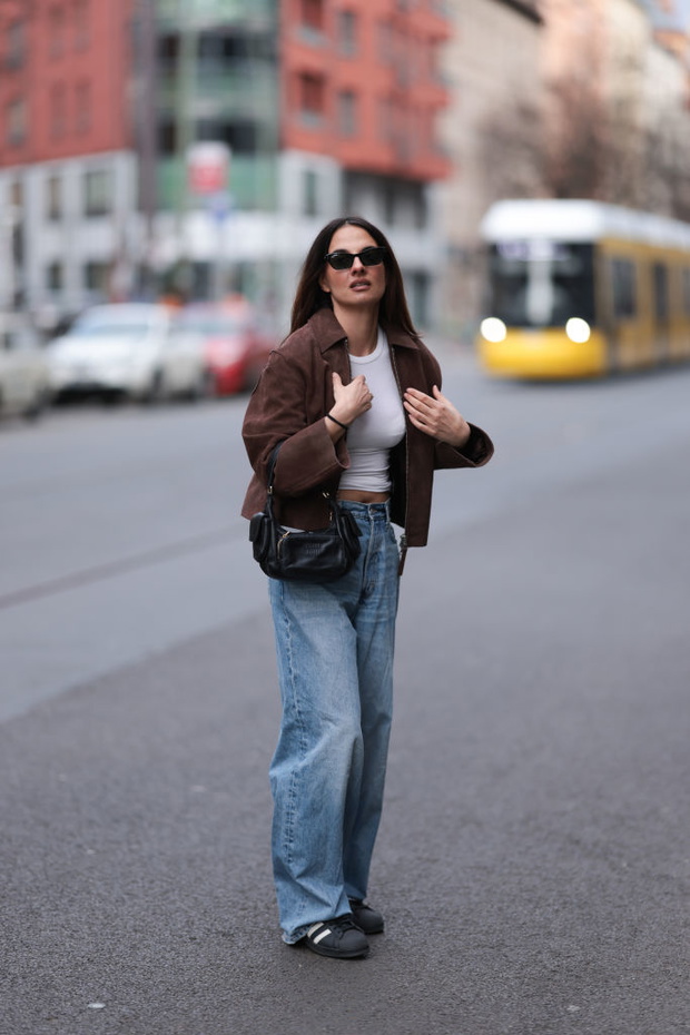 Barrel jeans – najmodniejsze spodnie jesieni 2025