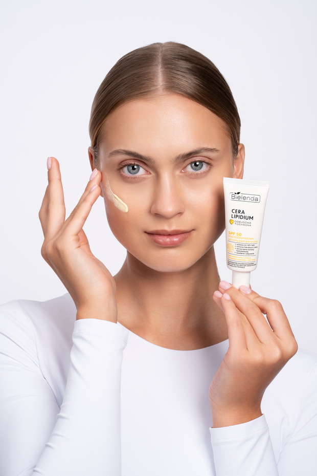 Multiceramidowy odżywczy krem barierowy BIELENDA Cera Lipidium (50 ml)_modelka 3