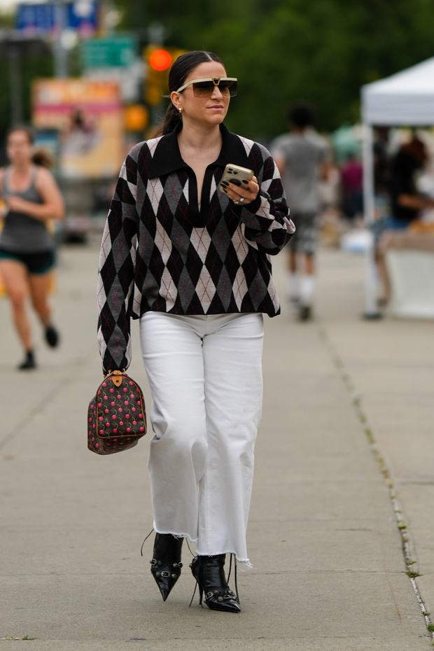 Street Style  - Paris Fashion Week - Womenswear Fall/Winter 2020/2021 : Day Nine
