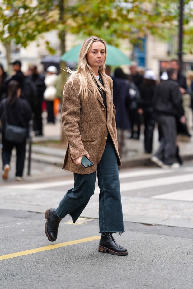 Street Style - Paris Fashion Week - Womenswear Spring/Summer 2025 - Day Eight