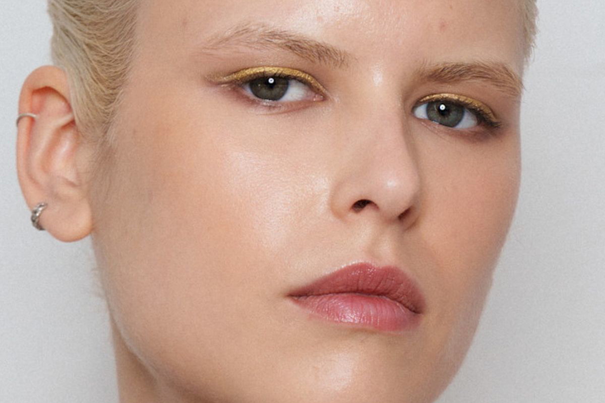 Silnie nawilżające serum wygładza zmarszczki i usuwa suche skórki jak beauty booster