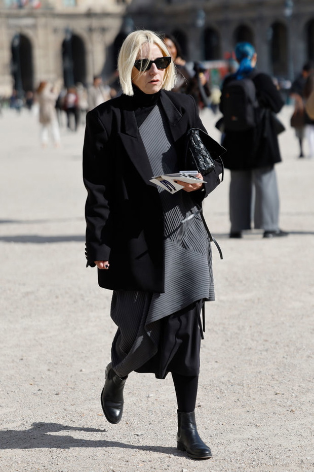 Street Style - Paris Fashion Week - Womenswear Fall/Winter 2025/2026 - Day Five