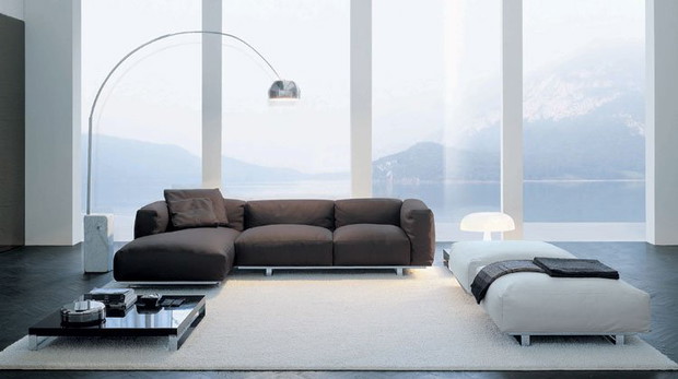 Ciemna sofa w salonie