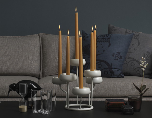Ciemna sofa w salonie