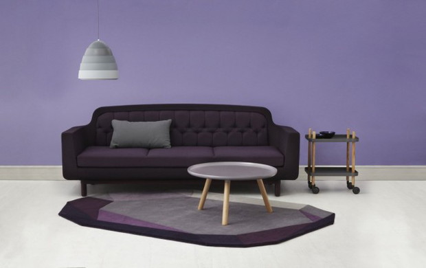 Ciemna sofa w salonie
