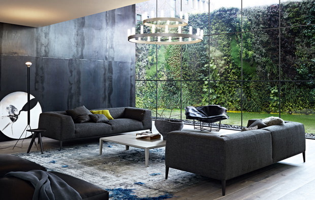 Ciemna sofa w salonie