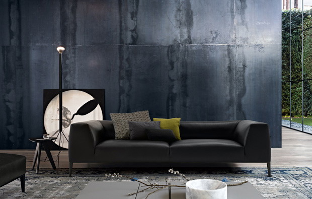 Ciemna sofa w salonie