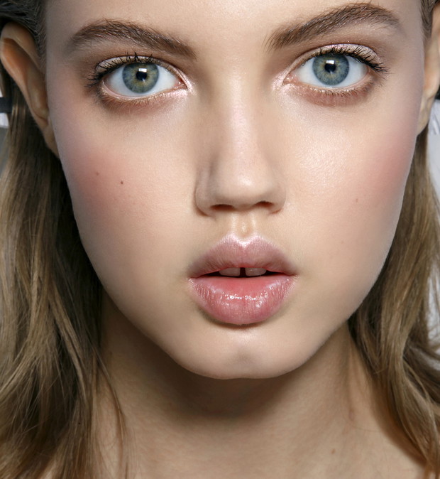 Strobing makeup - nowa wersja konturowania twarzy!