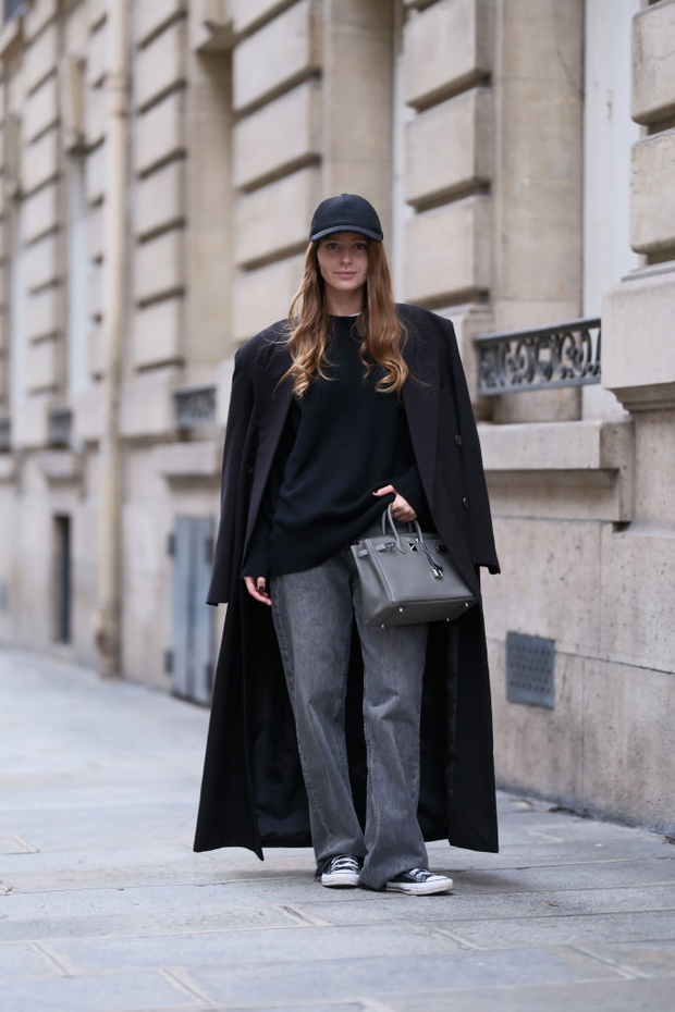 Graphite chic – szare jeansy zamiast blue denim jesienią 2025