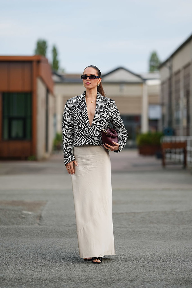 Column skirt – dzianinowa spódnica w trendzie „office siren”