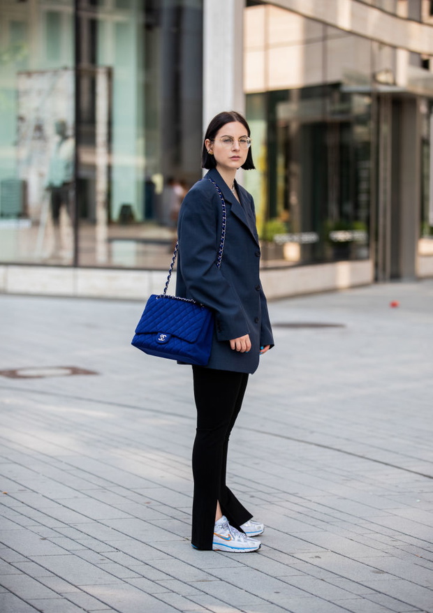 Fold-over trousers – modne spodnie jesieni 2025 zamiast jeansów