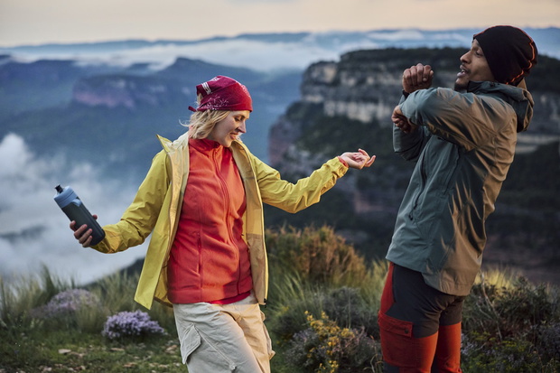 2025_BRITA_BRAND_LIFESTYLE_mountain_view_man_woman_dancing