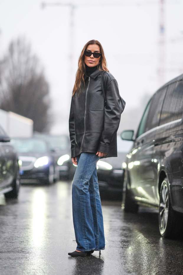 Bootcut jeans – jak nosić je jesienią 2025 z loafersami i sneakersami
