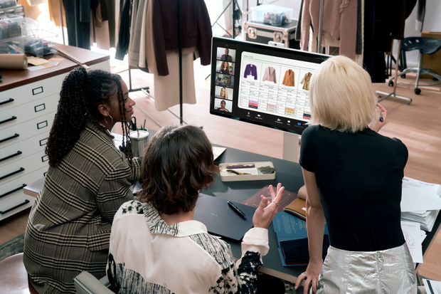 smart-monitor-key-visual-2025-32u889sa-smart-monitor-swing-lifestyle-images-b2b-usage-scene-small-business-02