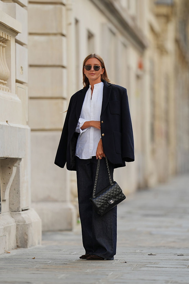 Dark Denim Revival – granatowe jeansy trend jesieni 2025