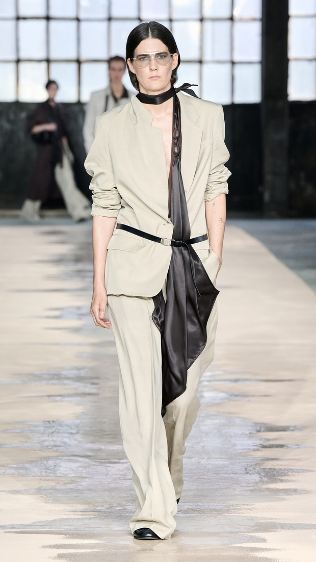 BOSS_Spring_Summer_26_Fashion_Show_RUNWAY_003_9x16__image-mid-res